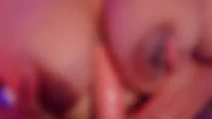 Che gioca con il tuo cazzo tra le mie tette.