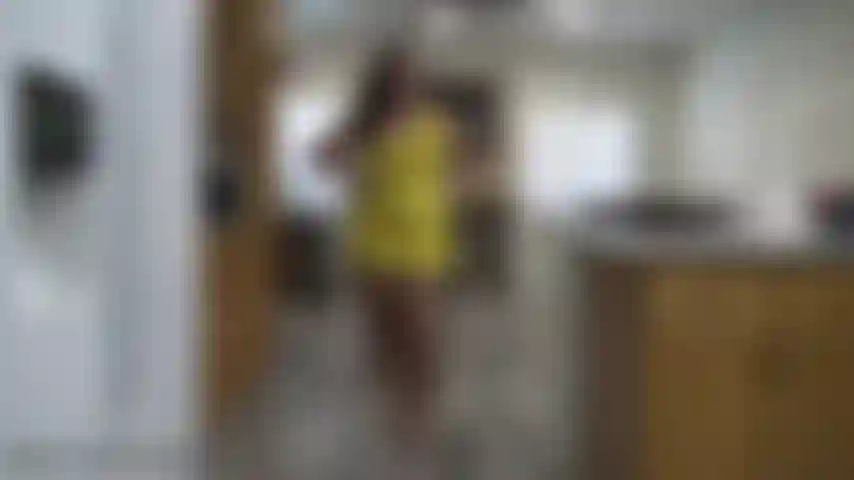 Accarezza i miei passi: guarda mentre cammino nel mio vestitino giallo attillato e poi solo nel mio perizoma bianco a vita bassa. Un passo due passi = su e giù sul tuo cazzo. Aspetta di venire finché non ti do un conto alla rovescia!