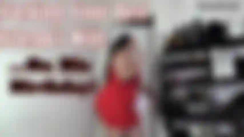 Che si scopa la moglie del tuo migliore amico... Che si scopa il suo compleanno - la festa sta per iniziare tra circa 15 minuti - quando mi rendo conto di non aver ancora impacchettato i regali di mio marito. Che entra in camera mia e ti trova già lì, che ti masturbi con le mie mutandine! Che si fa questo a mike, il tuo migliore amico?! Che sapeva che era strano quando volevi aiutarci a organizzare la festa, non ti fai mai in quattro per aiutare nessuno tranne te stesso. Che ti ritrovi qui, derrick, che ti servi le mutandine della moglie del tuo migliore amico mentre dovresti festeggiare il suo compleanno! Che sei così cattivo... Che non posso fare a meno di guardare quanto è bello il tuo cazzo con le mie mutandine avvolte intorno. Che ti mostra cosa so fare io che le mie mutandine non possono. Che mi spoglia e mi inginocchio. So che è sbagliato, ma ho anche fantasticato segretamente di scoparti, derrick. Il tuo cazzo ha persino un sapore migliore di quello di mike! Mi chiedo se anche dentro di me si senta meglio, lasciami solo sedermici sopra per un po'. Oh dio, è una sensazione fantastica dentro di me! Impazzisco per il tuo cazzo mentre parlo sporco di quanto sia sbagliato e di quanto sia bello. La mia bocca potrebbe sembrare in conflitto, ma il mio corpo non esita a godersi quel cazzo il più possibile! Lasciami girare, so che vuoi vedere questo culo rimbalzare su di te, derrick. Ti lascerò persino venire dentro di me, non ho mai lasciato che mike venisse dentro. Non posso proprio trattenermi con te! ( Clip personalizzata, gioco di ruolo di tradimento, gioco di ruolo di imbroglio, discorsi sporchi, fantasia, abito attillato, abito attillato, spogliarello, coda di cavallo, capelli raccolti, mora, occhi marroni, capelli lunghi, trucco leggero, abito con cerniera, abito rosso, formosa, bbw, pawg, whooty, grassa, paffuta, ragazza alta, sedere a bolla, culo grosso, guance enormi, culo che trema, grande bottino, pompino a faccia in giù con il culo in su, pompino provocante, pompino, cowgirl, cowgirl al contrario, cavalcata, cavalcata con dildo, giro in pov, tette grosse, seni grandi, jiggle, seni rimbalzanti, tette vicine, viso vicino, gioco della figa, dildo bianco, cazzo da 7 pollici, culo da 53 pollici, tette da 44 pollici, tette da 38dd, cosce da 33 pollici, cosce grosse, dalla figa alla bocca, incoraggiamento allo sperma, implorazione di sperma, elemosina di creampie, orgasmo, eiaculazione sul cazzo, porno con trama, solo donna, Spankdani, nuda, nudità, esplicito).