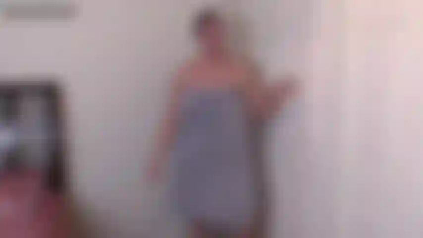 Zia acquisita chiusa fuori: hai cercato di essere furtiva e di spiare la tua zia acquisita, ma sei stata scoperta subito. Sono assolutamente furiosa che tu abbia tentato qualcosa di così patetico. Voglio dire, non solo siamo parenti, ma sei anche una piccola sfigata perversa che non riuscirai mai a vedere un corpo meraviglioso come il mio. Ti sminuisco senza sosta finché non sento bussare alla porta. Quello dev'essere il mio pacco. Vado a prenderlo e quando torno è meglio che tu te ne vada e stia lontana per il resto della giornata. Vado a controllare la porta e non c'è nessuno. Non vedo un pacco e sto per chiudere la porta quando mi togli l'asciugamano e mi spingi fuori. Chiudi velocemente la porta prima che possa tornare indietro, lasciandomi completamente nuda nel corridoio! Inizio a dare di matto, ma per fortuna non c'è nessuno in giro a vedermi. Cerco freneticamente di forzare la porta e busso ancora e ancora. Faccio di tutto per convincerti a farmi entrare: ti urlo contro, mi scuso per quello che ho detto prima, cerco di riderci sopra come se fosse una barzelletta finita, ma niente ti convince ad aprire la porta. Continuo a muovere la maniglia, busso e mi guardo intorno per assicurarmi che non ci sia nessuno. Non so cosa fare, ma poi vedo qualcuno arrivare dal corridoio. Mi agito, ma cerco di girarmi con calma e di coprirmi il più possibile. Chiedo loro aiuto, ma non dicono niente. È allora che mi accorgo che mi stanno registrando. Oh no! Rido nervosamente e mi giro di nuovo per tentare aggressivamente di aprire di nuovo la porta. Ti prego di lasciarmi entrare. Cederai finalmente e lascerai entrare la tua povera zia acquisita e imbarazzata? ( Clip personalizzata, gioco di ruolo, tabù, donna stronza, enf, donna nuda imbarazzata, formosa, alta, grossa, grassa, paffuta, bbw, tatuaggi, tutta naturale, capelli raccolti, chignon singolo, senza trucco, unghie smaltate, asciugamano tolto, chiusa fuori, pervertita, spiare, dimenarsi, scuotere, damigella in pericolo, fatto, implorare, sedere a bolla, culo enorme, guance grandi, pancia a sacca, rotoli, tette grandi, tette 38ddd, culo 53 pollici, cosce 33 pollici, cosce grosse, stressata, capriccio, vista dal cellulare, vista dalle cosce alla testa, primo piano del sedere, culo che trema, bussare, maniglia della porta che trema, viste multiple, bruna, occhi marroni, Spankdani).