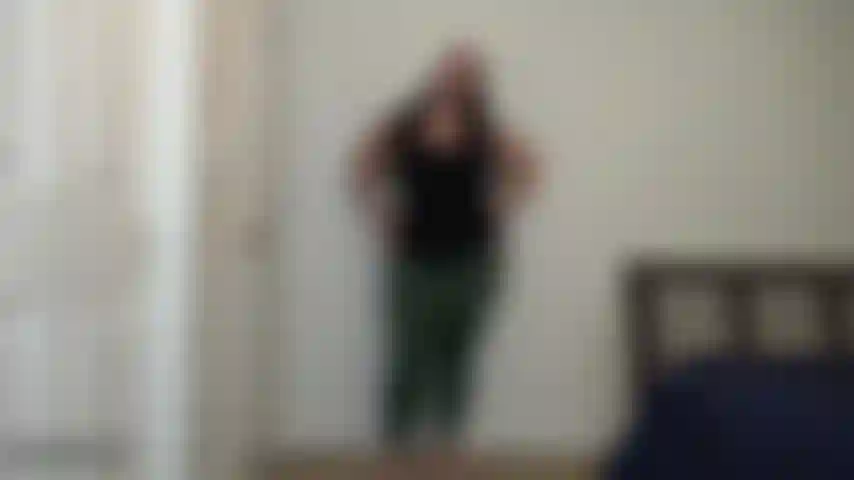 Uno spettacolo speciale per il mio fedele fan- oh anthony, voglio stuzzicarti con le mie curve. Ballo mentre mi spoglio dei vestiti. So che ami di più il mio culo e quindi lo avvicino molto mentre ti dico di iniziare ad accarezzarmi. Per te scopro lentamente le guance.