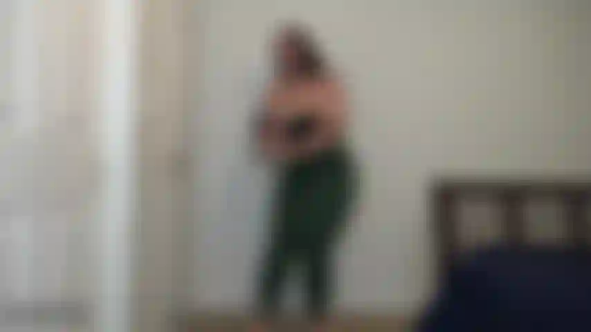 Uno spettacolo speciale per il mio fedele fan- oh anthony, voglio stuzzicarti con le mie curve. Ballo mentre mi spoglio dei vestiti. So che ami di più il mio culo e quindi lo avvicino molto mentre ti dico di iniziare ad accarezzarmi. Per te scopro lentamente le guance.