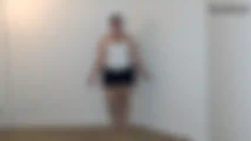 Vestiti attillati, spogliarello, culo grosso, tira fuori il cazzo, tesoro, e segui la mia mano che mi colpisce il culo. Ti darò tregua ogni volta che mi tolgo un capo di abbigliamento. Ce la farai fino al conto alla rovescia o le mie curve saranno troppo per te?