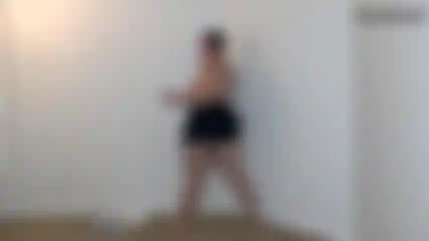 Vestiti attillati, spogliarello, culo grosso, tira fuori il cazzo, tesoro, e segui la mia mano che mi colpisce il culo. Ti darò tregua ogni volta che mi tolgo un capo di abbigliamento. Ce la farai fino al conto alla rovescia o le mie curve saranno troppo per te?