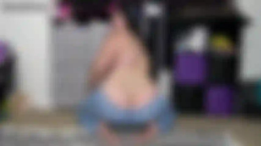 Scollatura del culo quicky joi- adori il mio culo nudo e in jeans, quindi lo mostro a metà in pantaloni di jeans attillati. Voglio che tu faccia come ti dico e ti mostro, accarezzando il tuo cazzo sul mio culo grosso. Non venire finché non avrò il conto alla rovescia! Amo controllare i tuoi orgasmi.