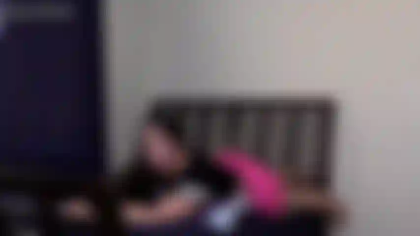 Mi allungo e mostro l'ombelico: ho bisogno di allungarmi per sentirmi meglio, allungo le braccia e mi sento subito bene. Mi piace anche come mi ha esposto l'ombelico. Mi stuzzico l'ombelico e mi allungo in vari modi perché tu possa vedere. Corpo intero e primo piano.