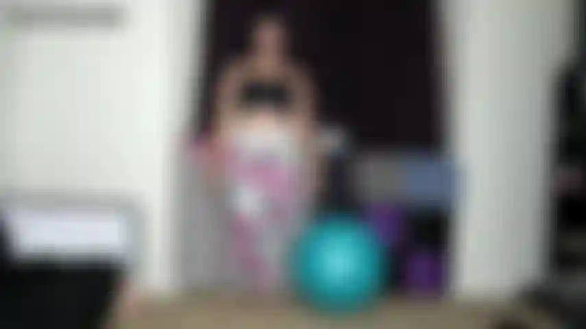 Rimbalzo della palla da yoga bubble butt: sono pronta per allenarmi con leggings attillati, perizoma e reggiseno sportivo. Mi siedo sulla mia nuova palla da yoga e sembra troppo piccola per il mio peso e il mio grosso sedere. Mi tolgo i pantaloni per non strapparli e continuo a rimbalzarci sopra!