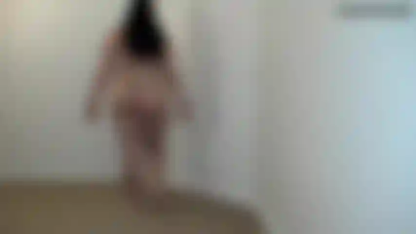 Culo oliato che cammina e parla sporco - con il culo tutto lucido cammino avanti e indietro, muovendo le mie grandi guance. Ti stuzzico con i miei discorsi sporchi e ti incoraggio ad accarezzare. Aspetta che ti dica di venire! Goditi il mio culo che si muove ad ogni passo. Completamente nuda.