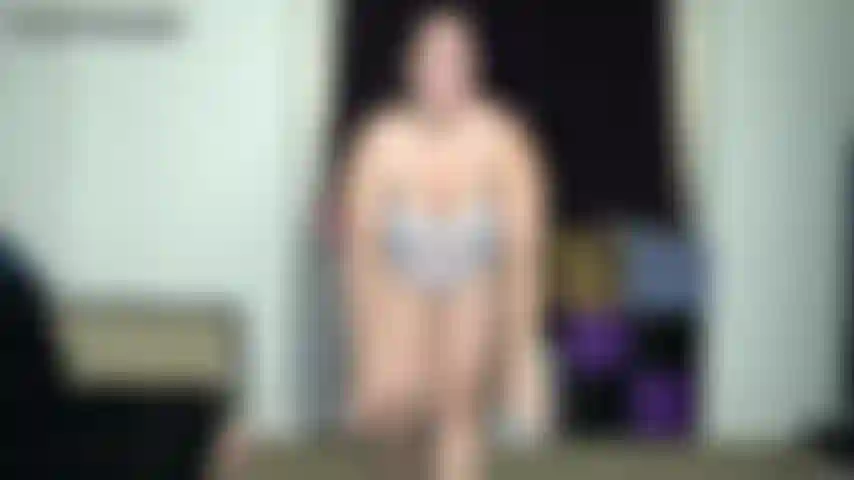 Bubble butt vs palloni da spiaggia: provo i miei nuovi palloni da spiaggia appoggiandoci sopra il mio grosso bottino. Le ultime non sono durate, ma forse queste non scoppieranno. Durano, ma iniziano a sgonfiarsi lentamente. Li faccio saltare in aria e continuo a far rimbalzare tutto il mio peso su di loro.