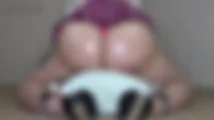 La matrigna stuzzica con il suo grosso culo oliato: vengo ad aiutarti e ti faccio vedere il mio nuovo vestitino. Non dovrei prenderti in giro, ma la matrigna non può trattenersi. Ti faccio una sega e poi mi ungo le grandi guance. Ballo in giro prima di macinarti addosso!