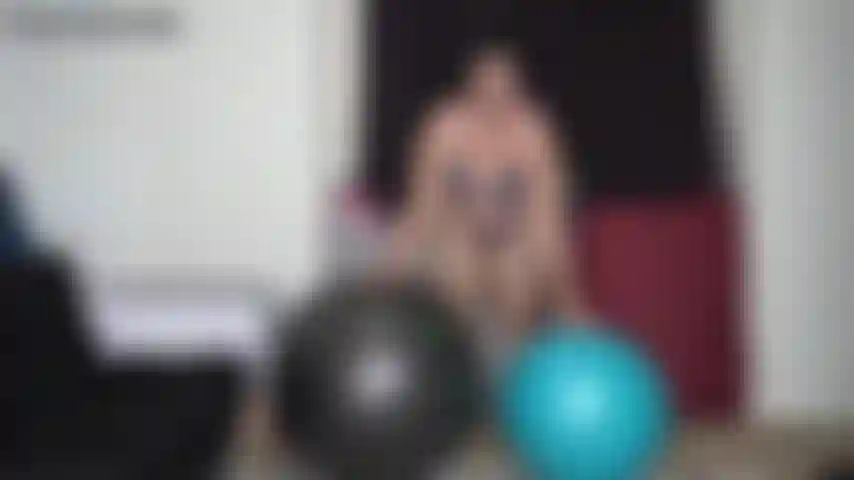 Una grande palla da yoga rimbalza il bottino - ho trovato una palla ancora più grande su cui far rimbalzare le mie grandi guance. Questa volta non devo trattenermi perché dovrebbe essere in grado di sopportare tutto il mio peso. Lo provo indossando solo il mio reggiseno e perizoma calvin klein per vedere le mie guance.