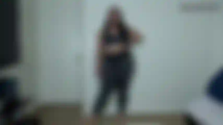 Adoro lo spogliarello e il culto del culo, sai che mi piace dirti cosa fare, tesoro, e so quanto ami il mio culo. Goditi il ​​mio culo con i leggings, il perizoma e poi nudo mentre ti dico come accarezzarlo. Guarda e fai quello che dico. Non venire finché non ti conto alla rovescia!