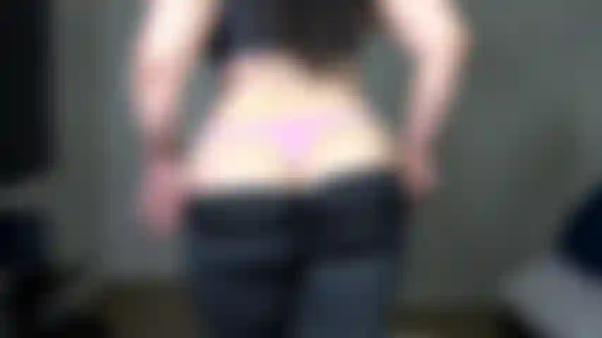 Adoro lo spogliarello e il culto del culo, sai che mi piace dirti cosa fare, tesoro, e so quanto ami il mio culo. Goditi il ​​mio culo con i leggings, il perizoma e poi nudo mentre ti dico come accarezzarlo. Guarda e fai quello che dico. Non venire finché non ti conto alla rovescia!