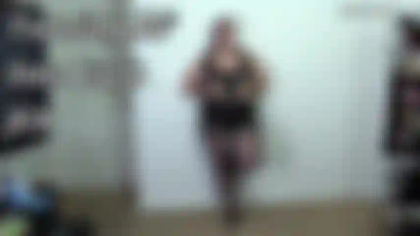 Trasformo il mio ragazzo in un cuck joi- mi vedi con il mio outfit di nylon e ti ecciti tutto. Ti dico di tirare fuori il cazzo e ovviamente credi che stia per succedere qualcosa di caldo tra noi. Rido e ti dico di sculacciare solo il tuo cazzo, alex, questo outfit non è per te! Sono una buona fidanzata e mi prendo cura del tuo cazzo prima di andare a godermi il mio nuovo toro nella stanza accanto. Le cose stanno cambiando qui e devi abituarti. Non farò più sesso con il tuo cazzo ora che ne ho trovato un altro che mi soddisfa davvero. Quindi continua a masturbarti il cazzo e vieni per me, solo quando lo dico io. Se fai un buon lavoro nell'ascoltarmi allora forse ti lascerò origliare quello che sta per succedere nella stanza accanto. Farò dei suoni che non ho mai fatto con te! Non si tratta nemmeno del suo cazzo enorme, ma piuttosto del fatto che è un vero uomo che sa come gestirmi. Questo è solo l'inizio del tuo diventare il mio fidanzato cuck. Volevo introdurti lentamente a questo, ma forse la prossima volta ti coinvolgerò di più. Per ora, sbrighiamoci ad aiutarti a scaricarti così posso finalmente farlo anch'io! (Clip personalizzata, roleplay, cuckolding, dirty talk, nylon, outfit trasparente, collant, calze di nylon, collant neri, tutina trasparente, bikini slingshot, codini, trecce con codini, capelli lunghi, bruna, occhi marroni, trucco scuro, rossetto, ragazza tatuata, formosa, robusta, cicciottella, grassa, bbw, pawg, whooty, sedere a bolla, cosce grosse, senza scarpe, unghie smaltate, incoraggiamento alla masturbazione, joi, nome specifico, discorso sul toro, corpo grande, tette grandi, sissy talk, degradante, femdom, cosce da 33 pollici, culo da 53 pollici, tette 40dd, senza reggiseno, vestiti trasparenti, vista del corpo intero, in piedi, girandosi, corpo intero di schiena, corpo intero di fronte, Spankdani).