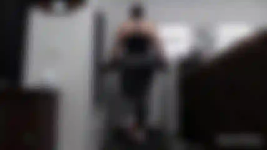 Un tapis roulant con un grosso bottino stuzzica l'adorazione: guardami camminare a varie velocità in leggings, poi abbassato per mostrare il perizoma. Passo a una visione ravvicinata della gonna e faccio lo stesso. Tolgo anche il perizoma e lo spalmo per stuzzicare ancora di più alla fine!