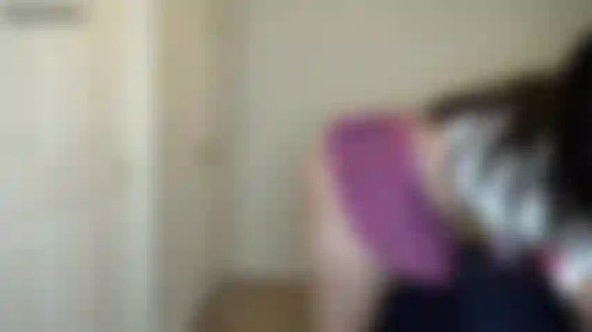 Upskirt pov porta alla masturbazione reciproca: mi chino nella mia minuscola gonna senza mutandine per cercare le mie chiavi, dandoti una bella visuale. Cerco a lungo e poi finalmente ti noto. Mi spoglio e comincio a masturbarmi, incoraggiando anche te ad accarezzarti!