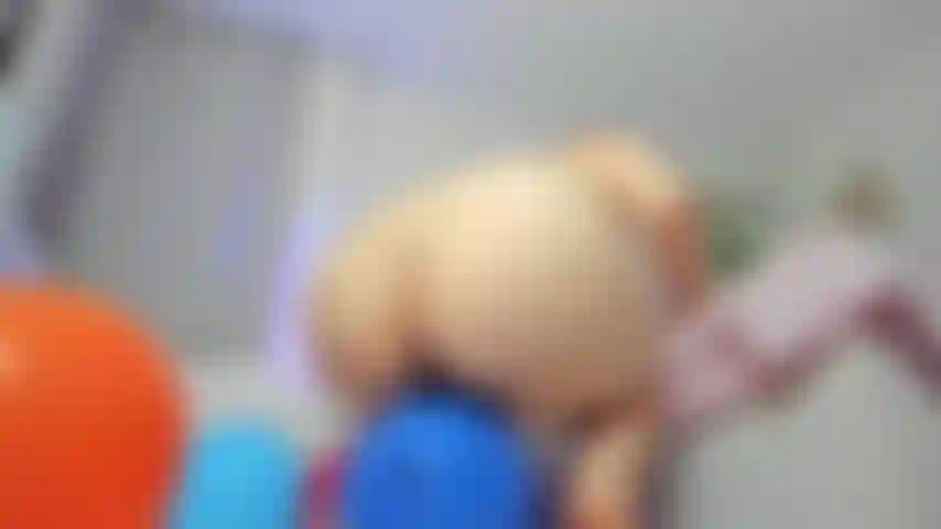 Che fa esplodere palloncini con il mio grosso culo.
