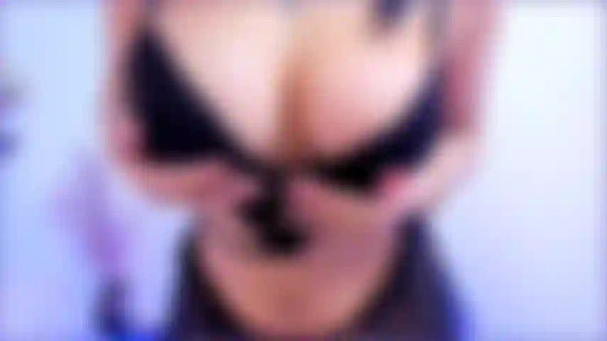 Trova la sorpresa nel mio culo mentre sono nuda.