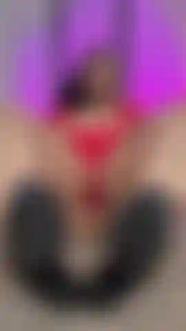 La tua lingua appartiene al mio tallone, non alla mia figa. Questo video è una lezione da fare a casa tua: guardare il mio corpo in bikini torreggiare su di te mentre degrado la tua inutile eccitazione. Implorerai di leccarti, ma ti lascerò negata, degradata e senza fiato per la signorina gigi fox, che sa che non ne sei degna. # Piedi #femdom #bbw #bikini #tease #tacchi #negazione #tacchisporchi #ebano.