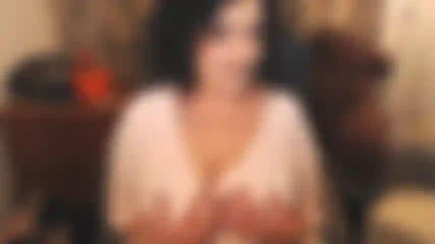 Amo il cazzo sposato, amo vedere le fedi nuziali, mentre tu ti intrufoli sulla schiena per masturbarmi il tuo cazzo, su tutte le mie meravigliose tette mature. Puoi fare sesso da sposata, ma è così fottutamente noioso, vero? Dammi quel carico di sperma sposato e poi vai!