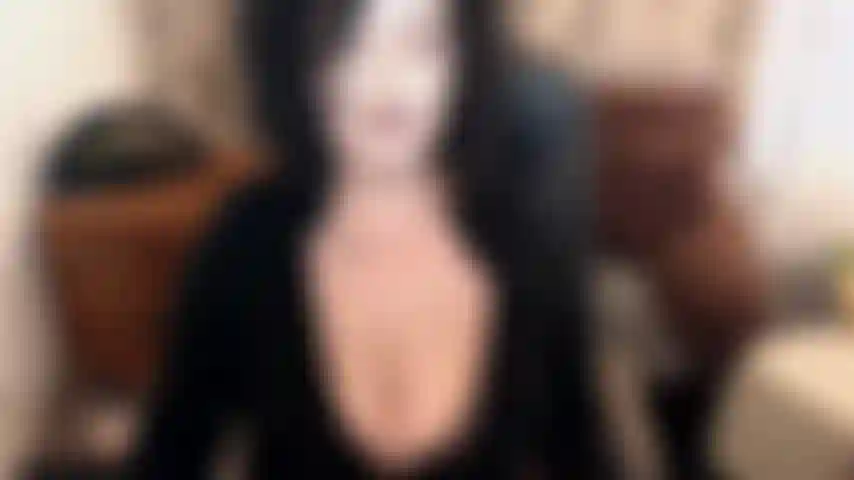 Se c'è qualcosa di cui puoi fidarti di me, è la mia onestà :) hai domande sulla dimensione del tuo cazzo? Riguardo al tuo aspetto? Ti chiedi se fai schifo? Chiedimi qualsiasi cosa lol ci divertiremo un sacco in topless. Sono così sexy quando rido di te :).
