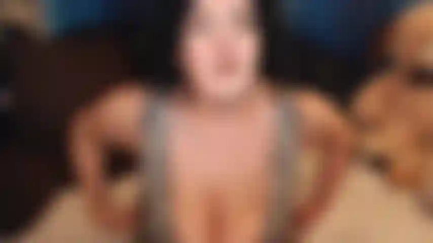 Mi spoglio il vestito, succhio il tuo cazzo con un sacco di sputi che gocciolano su tutte le mie grandi e bellissime tette, poi mi arrampico lentamente sul mio corpo sexy sopra di te e cavalco. Non una cavalcata da cowgirl, ma tutta piegata sul tuo corpo così puoi sentire la mia pancia morbida, le mie tette su di te.