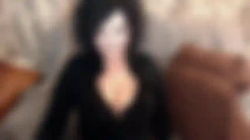 John è una new entry nel mio branco di femminucce :) così dannatamente sexy, indosso calze a rete, un completo da scolaretta, stivali da troia col tacco alto, indosso smalto nero. Una fica così sexy, john. Mi è piaciuto succhiare un grosso cazzo con te :).