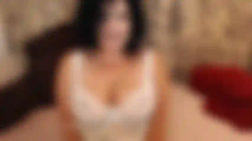 Cam to cam è divertente! Parlare del tuo cazzo mentre ti stuzzico con la mia voce sexy, faccia e una tetta, a volte è abbastanza per farti succhiare :) fidati di me: p.