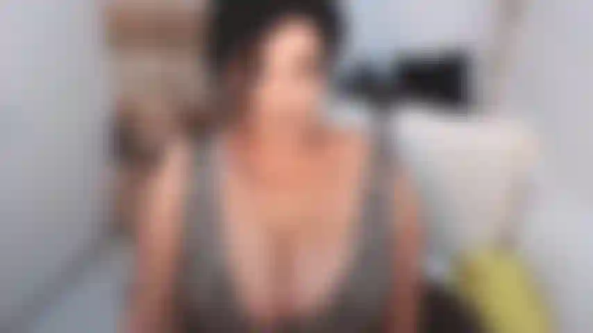 Il vecchio ma buono pompino con tanti sputi, conati di vomito e chiacchiere sporche. Quindi io!