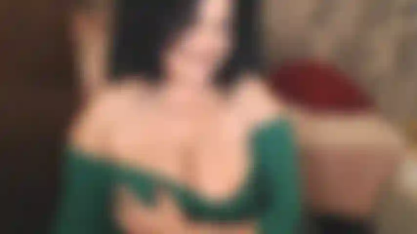 Sono una così brava intenditrice di cazzi, ovvero troia di cazzi ahah, che posso riconoscerti solo dalla dimensione e dalla forma del tuo cazzo. Lasciami avvolgere questa bocca sexy attorno alla tua asta e nutrirmi, piccola: p.