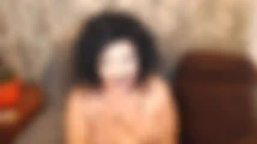 Cavalco il tuo cazzo, senza preservativi, rimbalzo e scuoto le mie tette finché non mi vieni dentro :).