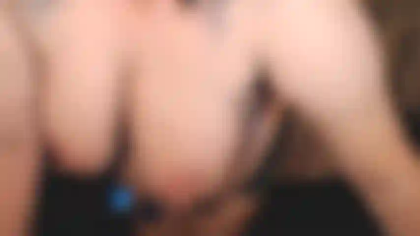 Cavalco! Tutta nuda, sexy che rimbalza su un grosso cazzo nero. Grandi tette naturali, pancia morbida, faccia arrapata, chiacchiere sporche. Ti piacerebbe avermi sopra? :).