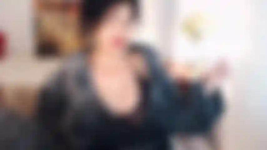 Allenami: p in piedi, indossando una calza sexy e scuotendo questo bel corpo grande, facendo rimbalzare le mie grandi tette fuori dalla mia parte superiore ancora e ancora:) sudando, gemendo, sussurrando.