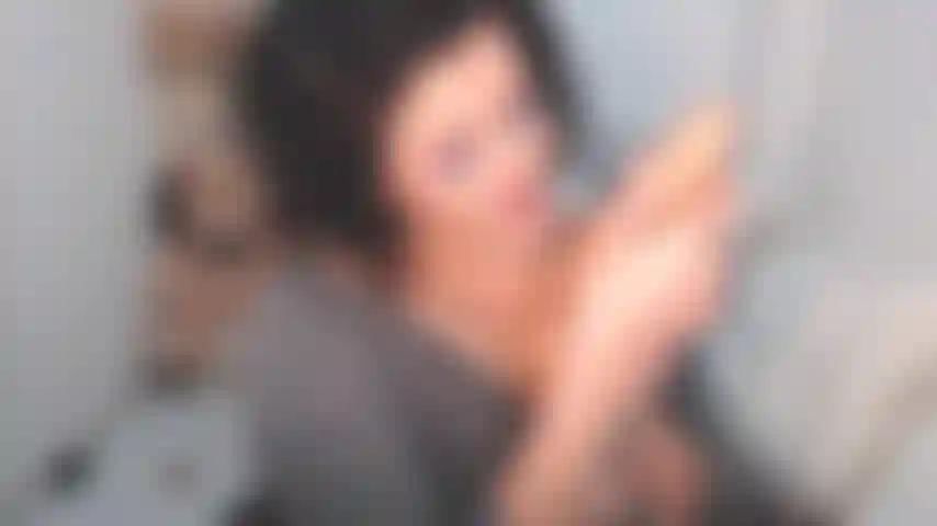 Una donna lenta, sensuale, con un sacco di stuzzichini con la lingua, parole sporche, pompini ravvicinati e personali.