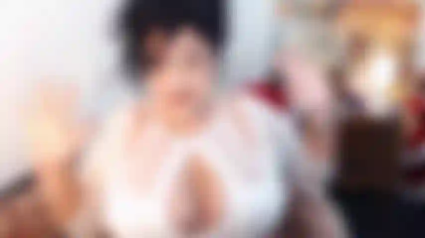 Piedi, piedi poi altri piedi :) dita dei piedi, piante dei piedi, incoraggiandoti a masturbarti su tutti i miei piedi. Divertiti:).