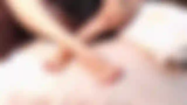 Piedi, piedi, piedi poi ancora piedi. I piedi, lo sfregamento della lozione, le dita dei piedi, le dita dei piedi rosse, le piante dei piedi, le dita dei piedi allargate, il solletico leggero, le suole rugose, i gemiti. Materiale di culto per gli amanti dei piedi :).