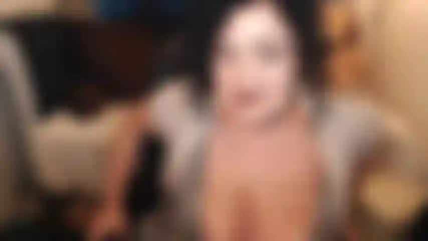 Homewrecking è così divertente per me. Dimenticala, le promesse e cose del genere. Lasciami tirare fuori quelle tette ipnotizzanti, masturbarmi quel cazzo su tutta quella fede nuziale e sentire quanto è fantastico essere mia. Hehehe.