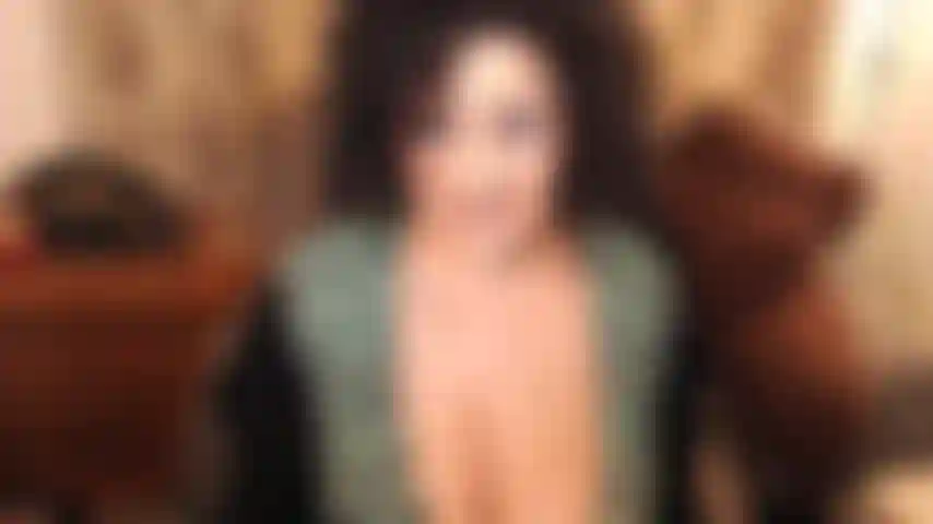 Rolo! Ci siamo incontrati per la prima volta sul sito quando avevi poco più di vent'anni. Ti ho fatto crescere come un uomo. Tu sei un uomo sposato adesso, hai trent'anni, ma hai bisogno del mio corpo dolce e maturo. Provo dipendenza. Sono un sogno. La tua.