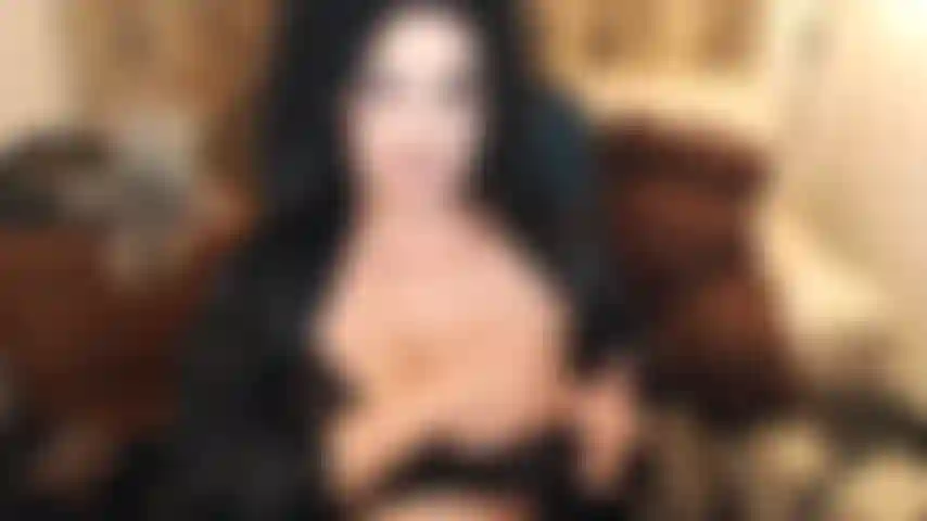 Una vecchia ma fottuta bionda che fa un pompino sciatto con così tanto sputo che le mie grandi tette sono tutte sexy coperte. Succhio le palle... Sai come stanno le cose lol.