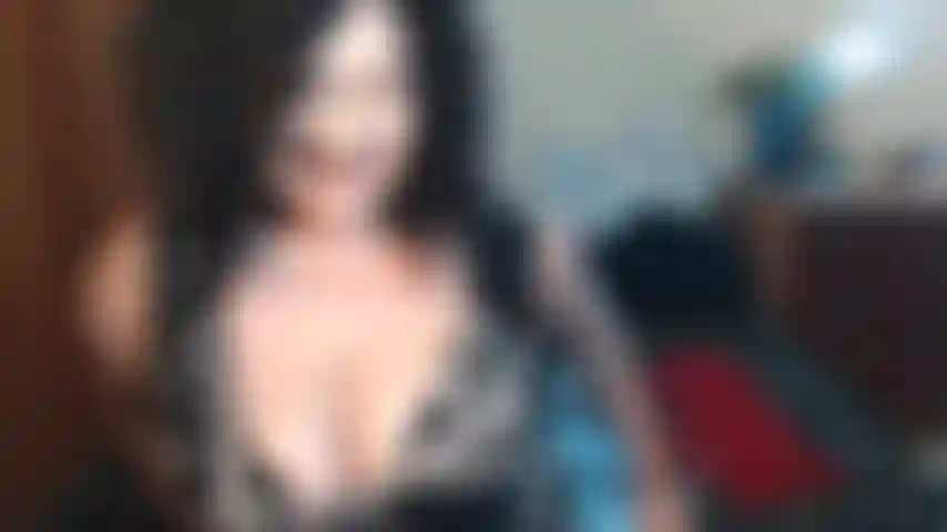 Il postino sta cercando mio marito ma ha una cotta per le mie tette. Poiché il mio hub è occupato, succhio, mi allargo e mi piego per soddisfare le voglie del giovane :).