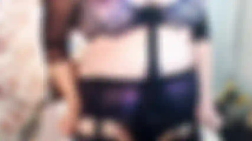 Dai un'occhiata al mio nuovo set di lingerie viola e sexy in modo da sapere cosa chiedere viso.