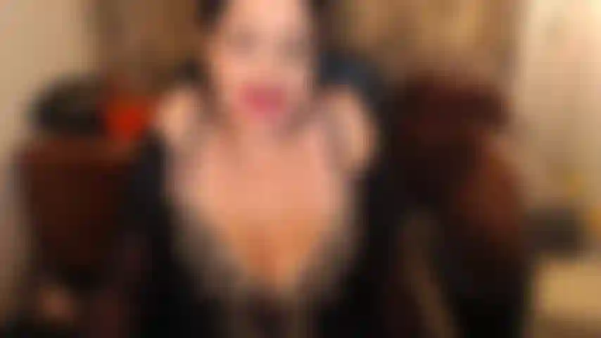 Mike ha detto "voglio scoparti la faccia, lola" :)))) guardami in topless, mentre mi godo il cazzo di mike su tutta la faccia, scompigliandomi il rossetto rosso da troia, succhiando, sputando, mungendo il suo cazzo su tutta la mia viso. Sono così deliziosa e sporca :))))).
