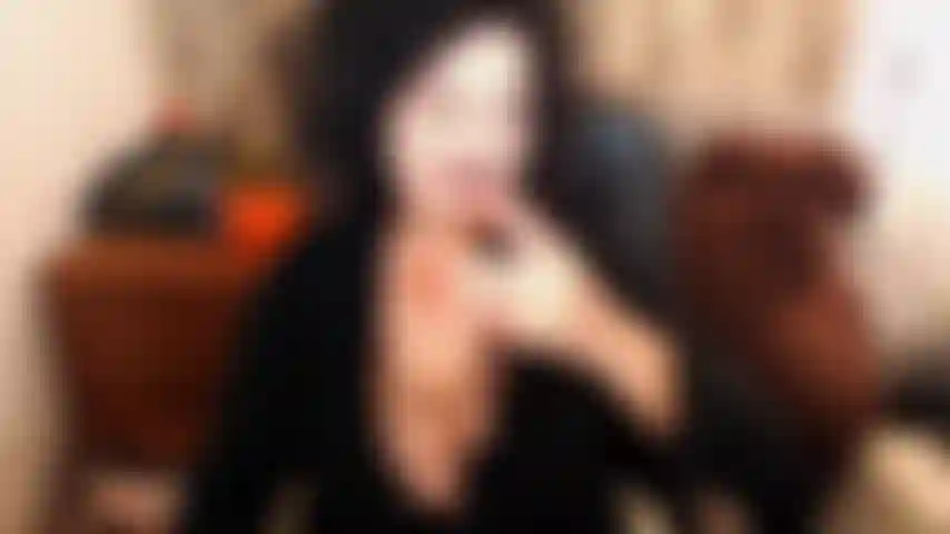 Un po' di tette provocanti :) tette mature, belle, naturali, pesanti, con alcune grandi areole scure e grandi capezzoli succhiabili. Li succhio e li sputo addosso mentre parlo sporco.