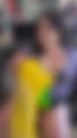 Sto gonfiando un grosso palloncino a forma di banana.