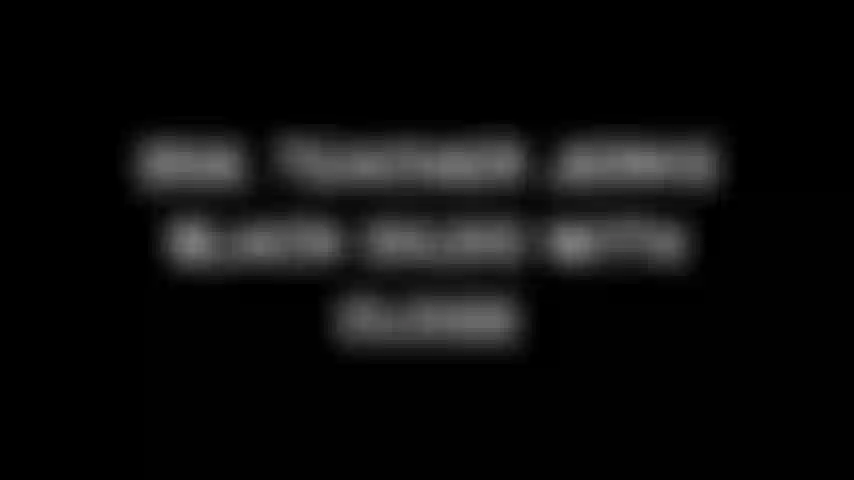 256. L'insegnante masturba un dildo nero con gli zoccoli.