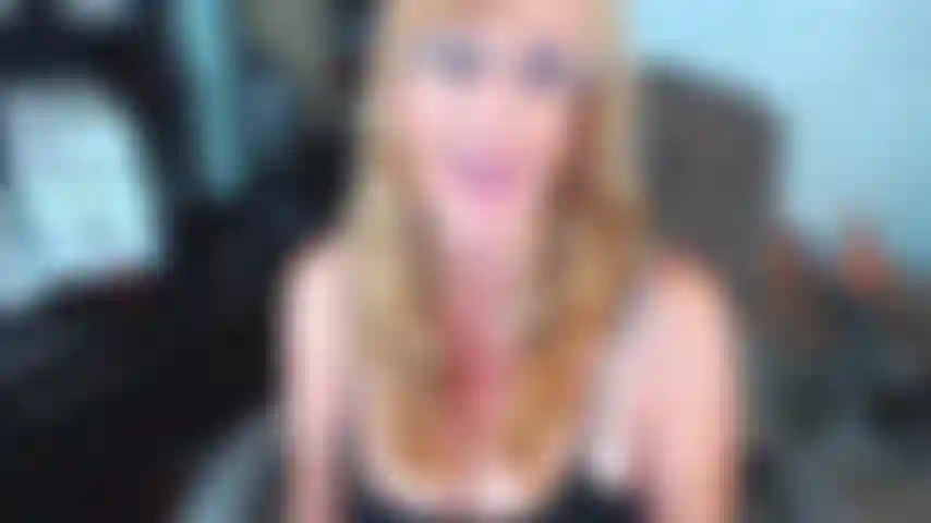 22. Sto cercando di convincere l'amico del marito a scoparmi.