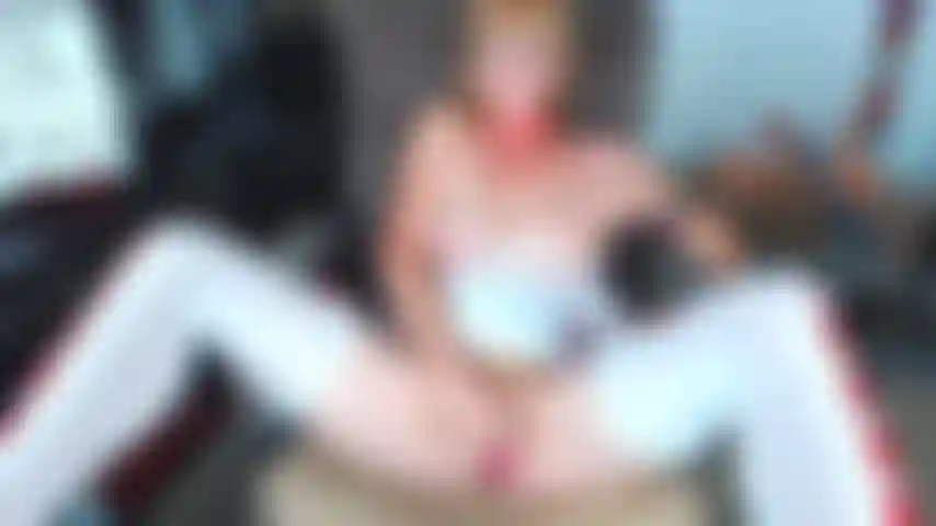 25. Infermiera che scopa con le dita estive.