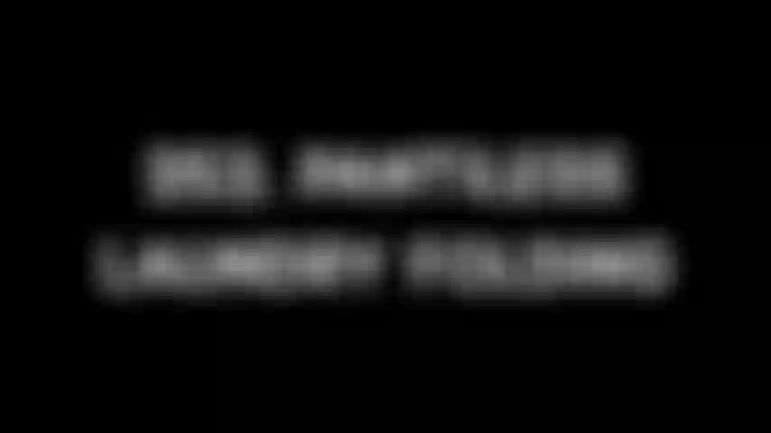 253. Che piega il bucato senza mutandine.