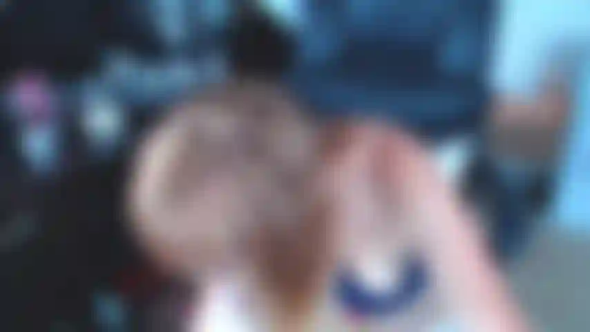 124. Le dita che sbattono nelle calze bianche.