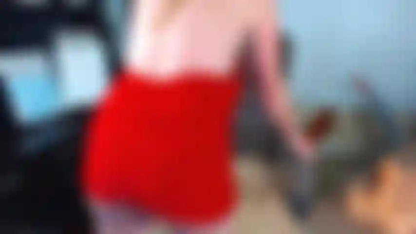 51. Mi sculaccio forte il culo con la paletta del martello del culo, con mutandine sexy addosso.